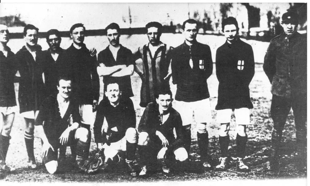 Schierati/2. Una formazione del Milan datata 1906, l’anno del secondo scudetto.